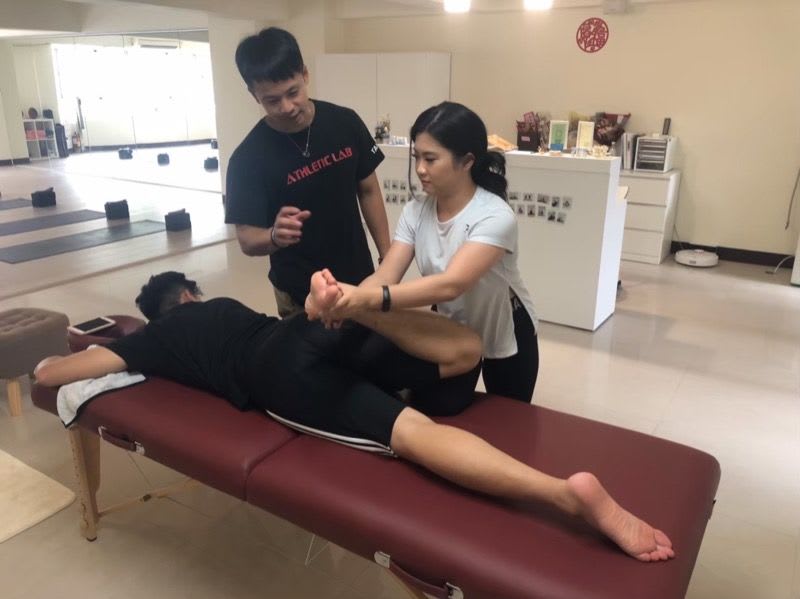 當有人手把手告訴你操作方式，甚至讓你體驗力道控制，更能提升學習效率