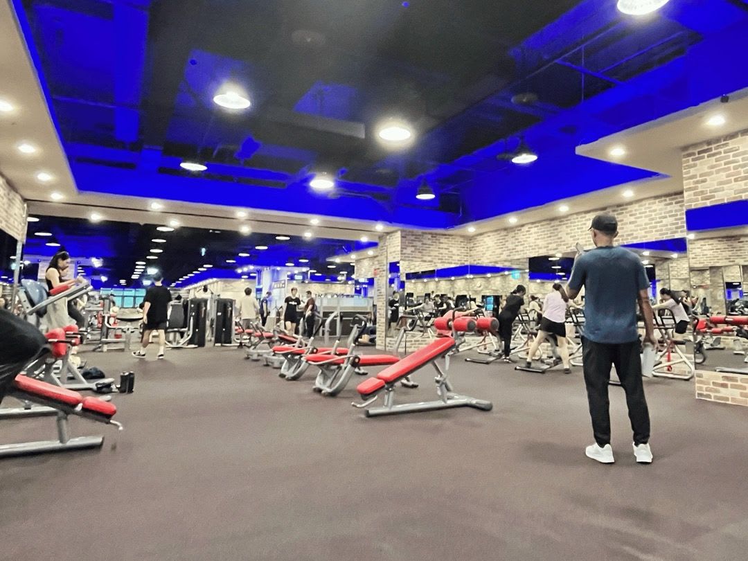 場館動線寬敞無壓力，走道大概可以三人併行｜圖片來源：健身遊牧