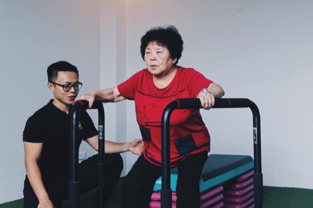 Goy教練讓自己的阿嬤也愛上重訓