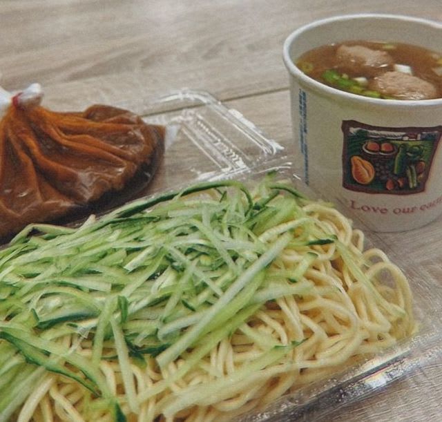 小編在開始飲食控制前常見的午餐選擇。可以看到大量澱粉組成的油麵（高碳水）、貢丸（高油脂、高鈉），但卻蛋白質卻很少