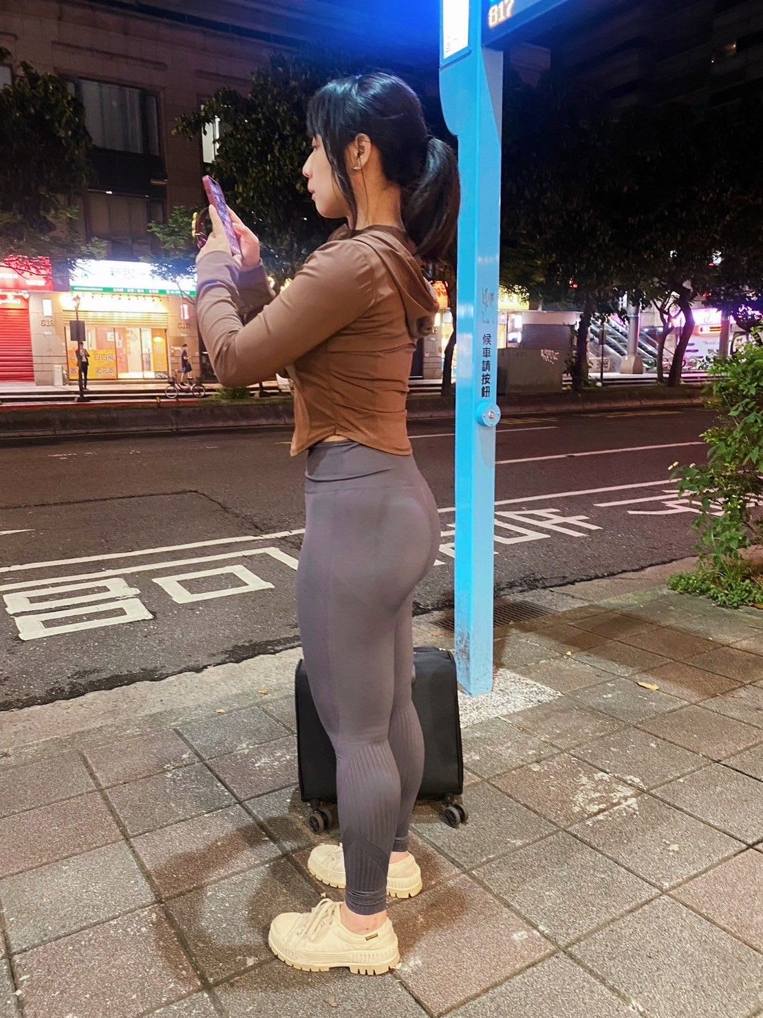 把握零碎時間，等待公車時也在剪片跟回覆學生訊息