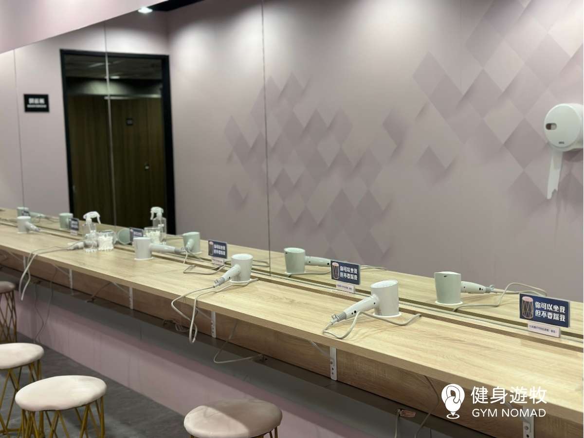 淋浴間備品充足，更備有多台吹風機、以及棉花棒等｜圖源：健身遊牧拍攝