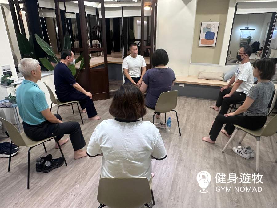 課程前老師都會詢問大家的身體狀況，並在課程中加入改善的練習動作｜圖源：健身遊牧