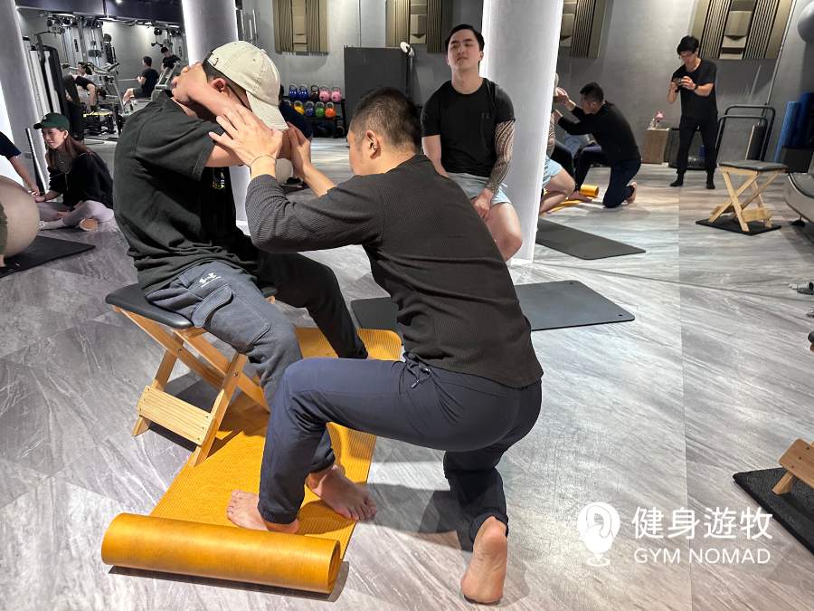 承豪教練細緻的教學風格，即使是團體課也能享有如一對一個人教練般的課程品質｜圖源：健身遊牧