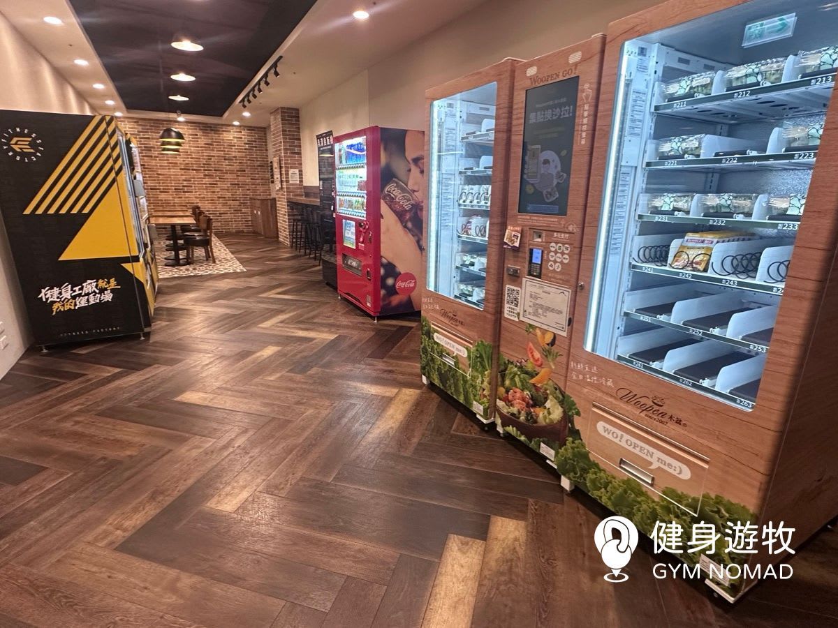 乾淨寬敞的休息區，並販售新鮮食物飲料｜圖源：健身遊牧拍攝