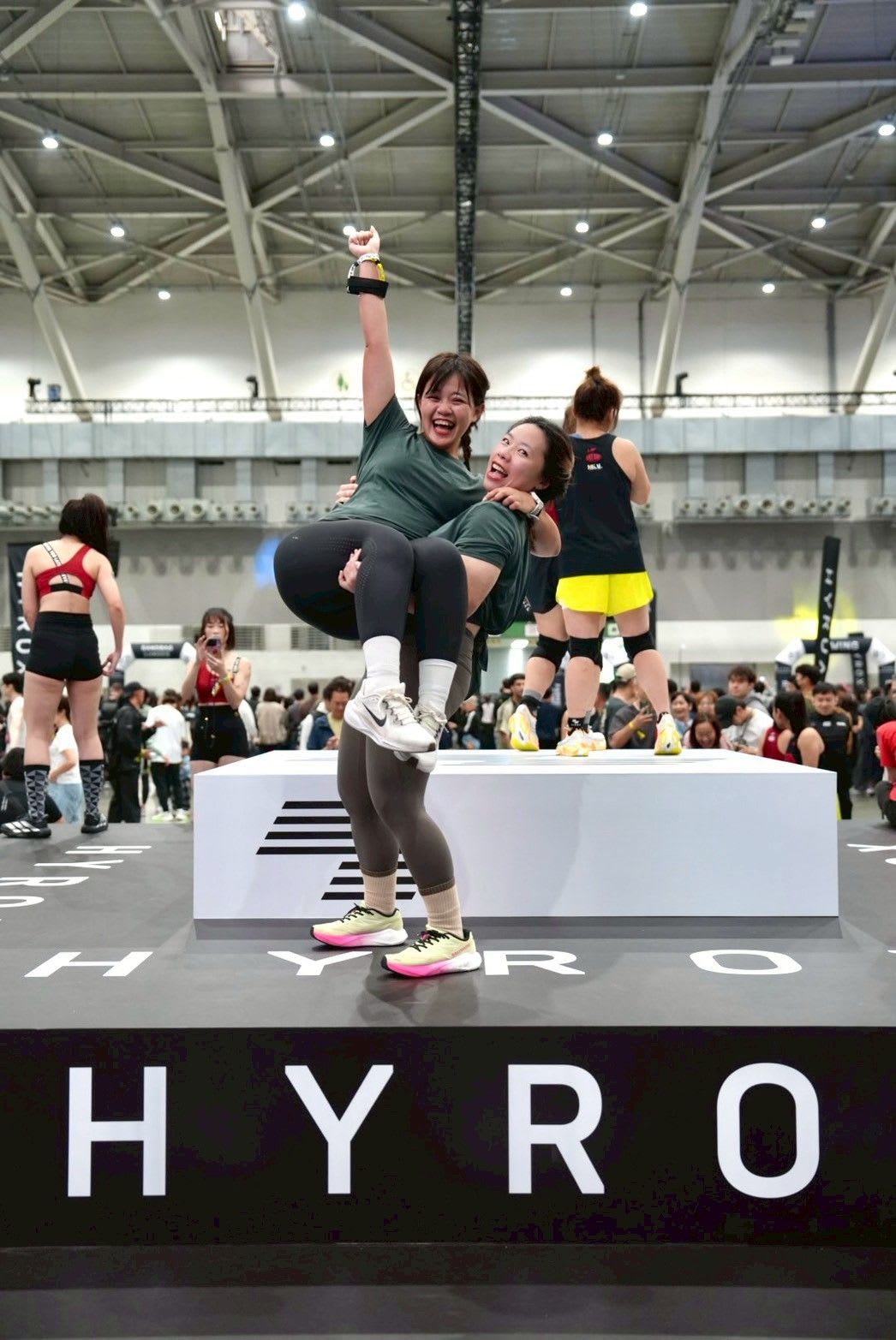 即便累到靈魂出竅，衝過終點線時的狂喜與成就感，就是 Hyrox 最讓人上癮的致命魅力！圖片｜菜菜