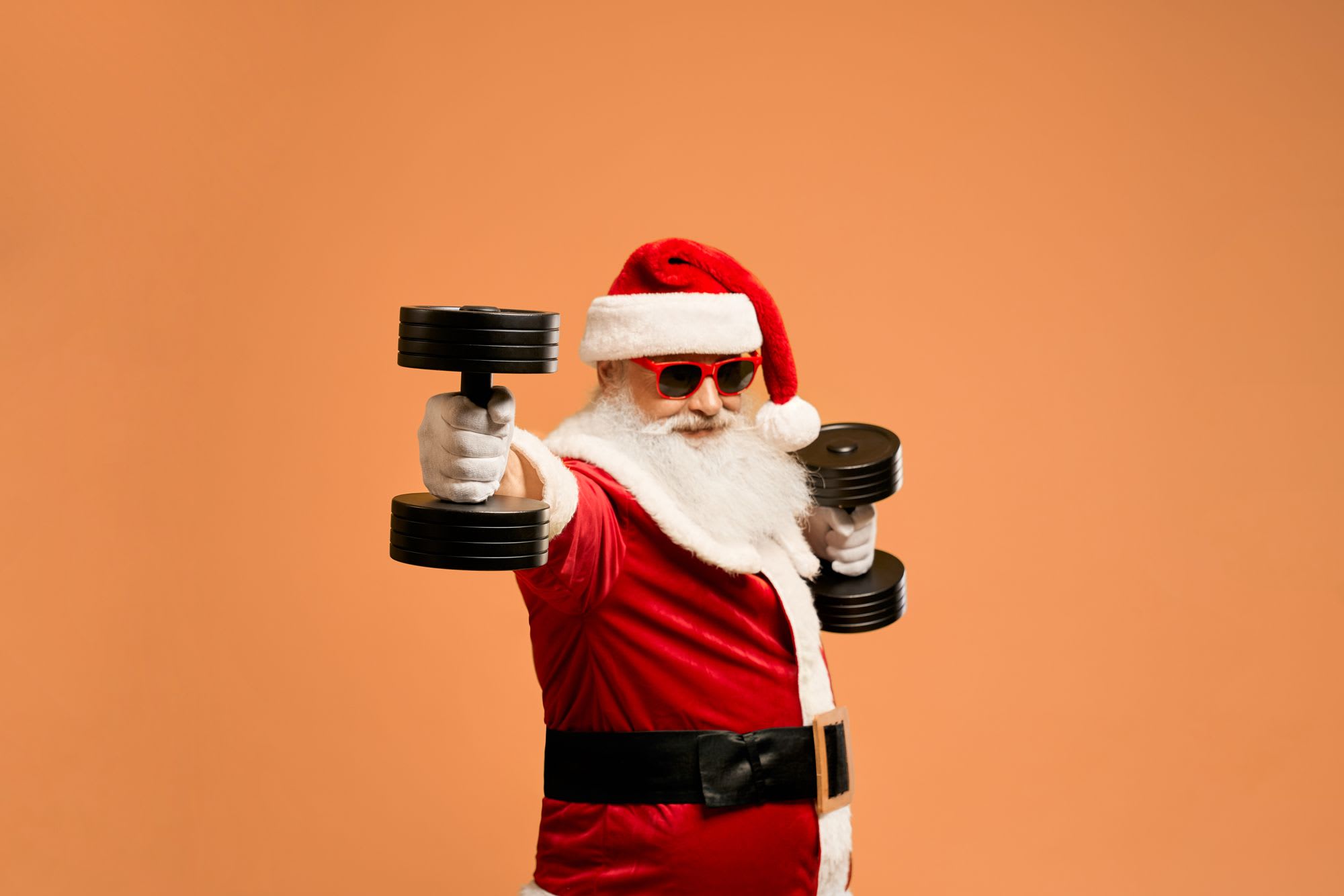 Le Père Noël soulève des poids pour rester en forme pendant les fêtes.