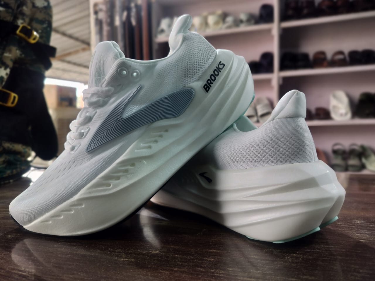 Brooks White Shoes 8 No