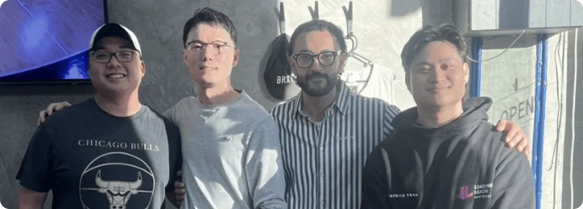 Bspoke Barbershop کی ٹیم اپنی دکان میں