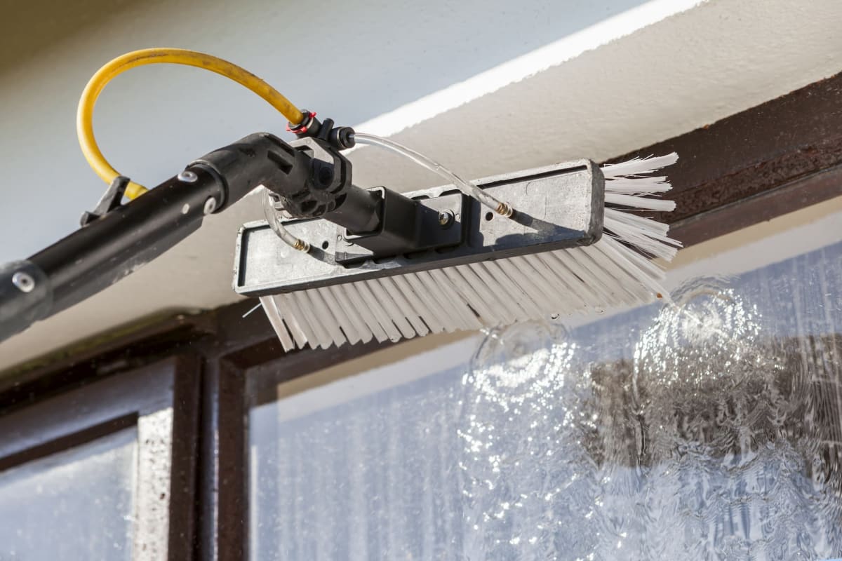 Professional Window Cleaning with Reverse Osmosis Water
