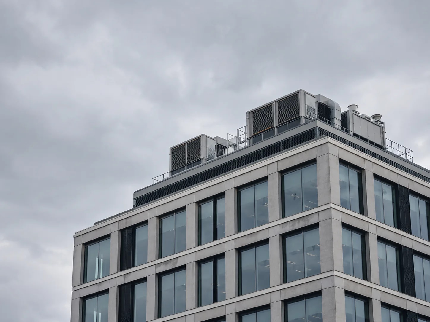 A commercial building with its rooftop mechanical plant