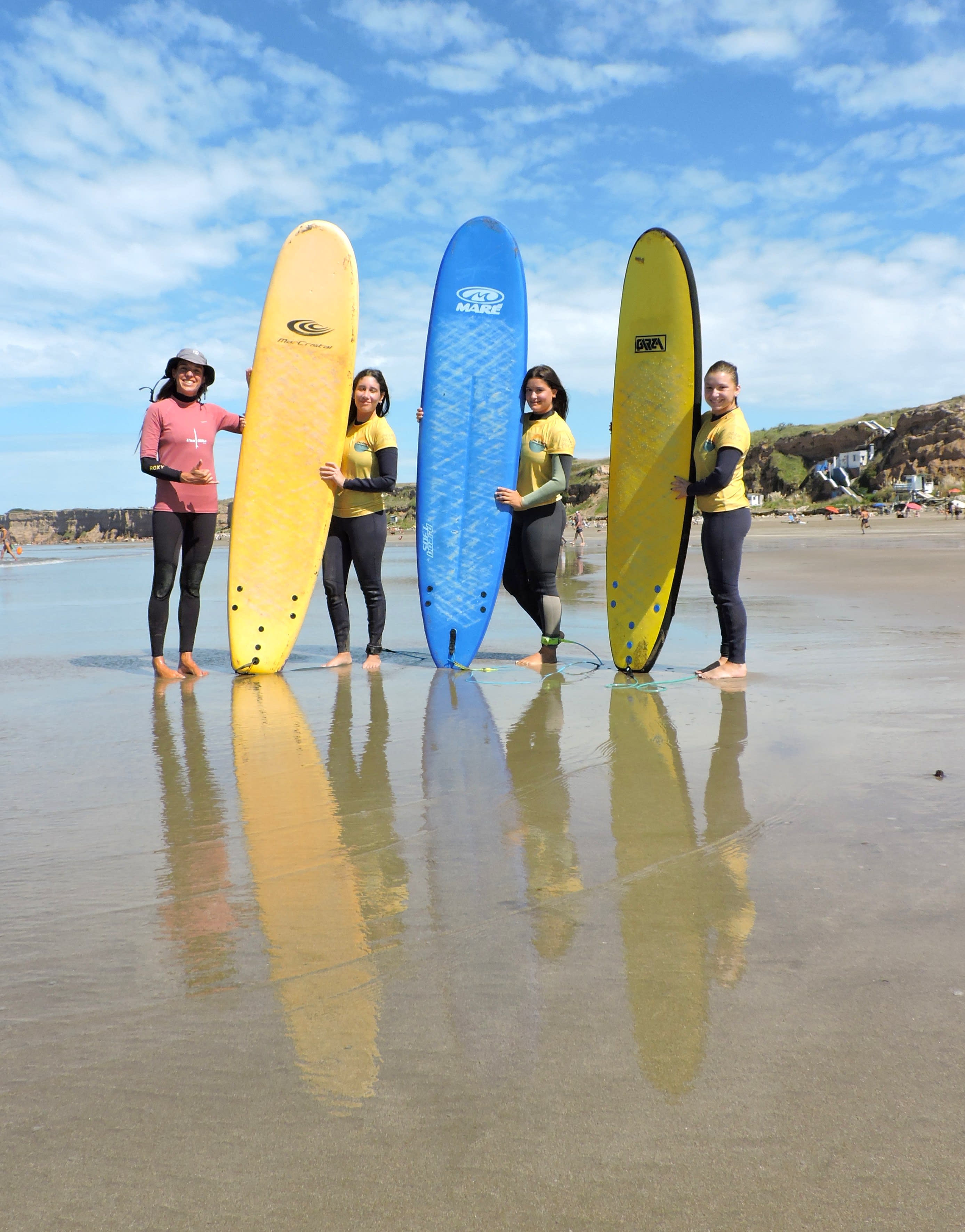 Tabla de surf lista en la orilla