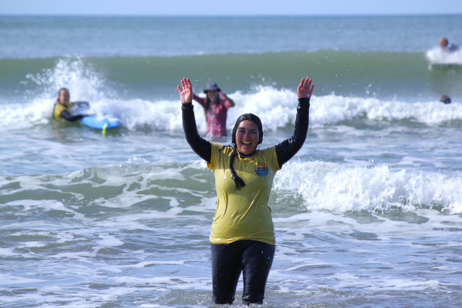 Participante celebrando en el agua
