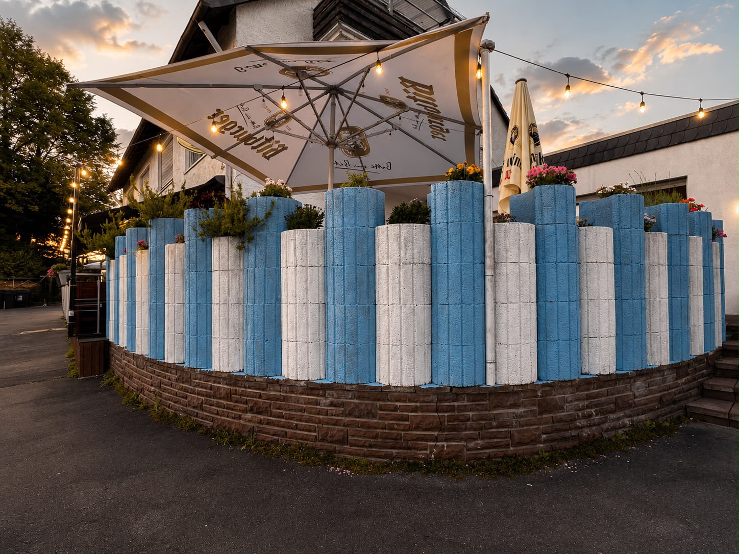 Außenansicht der Terrasse mit blauer Mauer