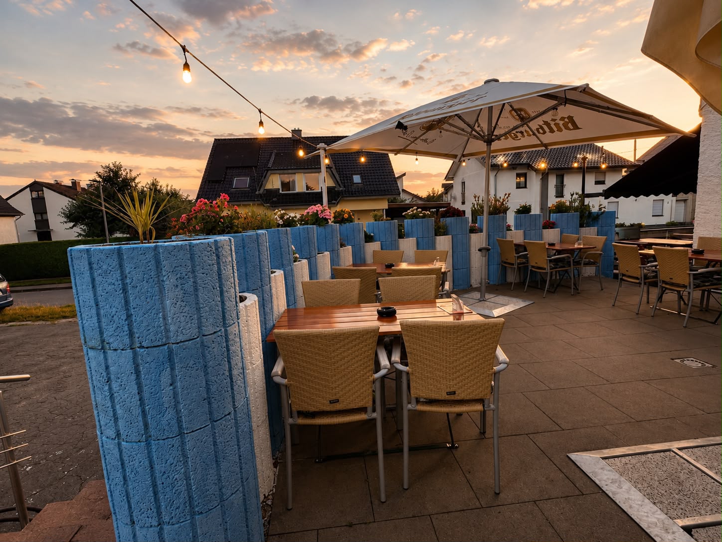 Terrasse mit blauer Mauer im Sonnenuntergang