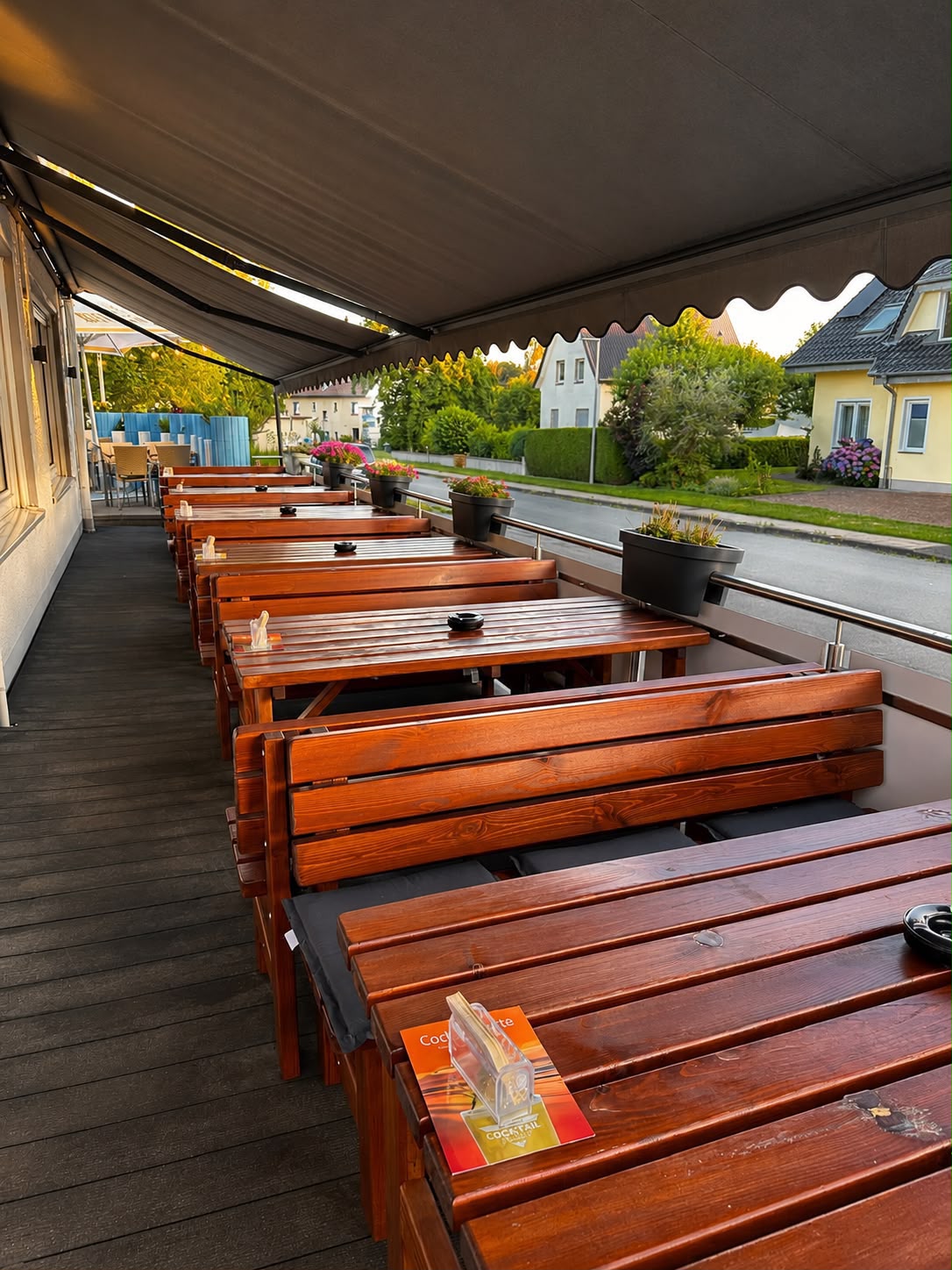 Terrasse mit Holzbänken