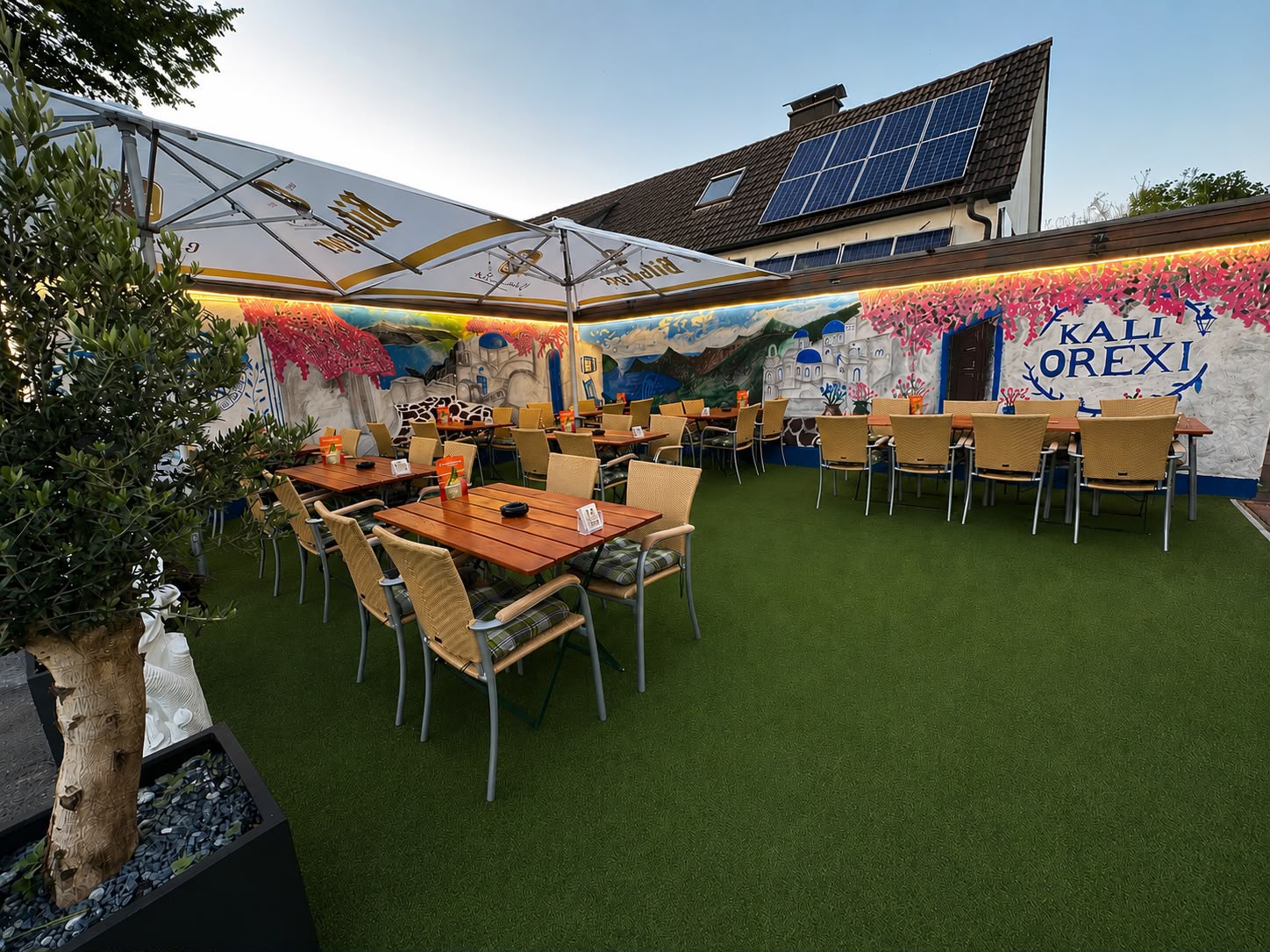Terrasse mit Kali-Orexi-Wand
