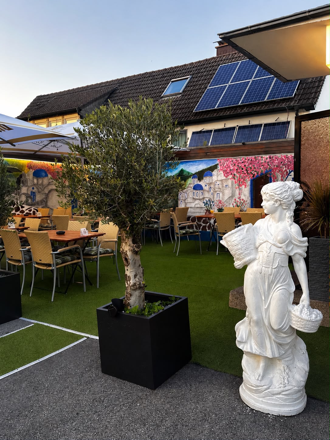 Terrasse mit Statue am Abend