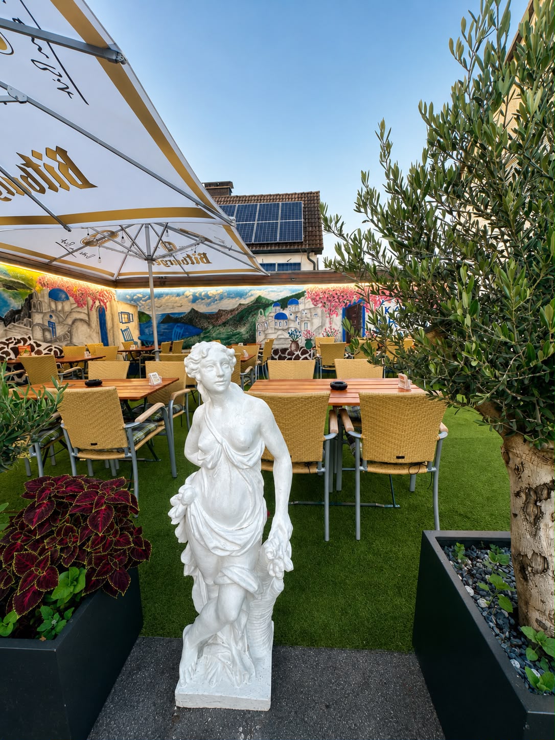Innenraum mit Statue und Olivenbaum
