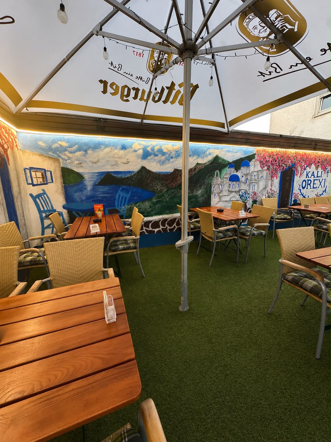 Terrasse mit Santorini-Wandbild am Tag
