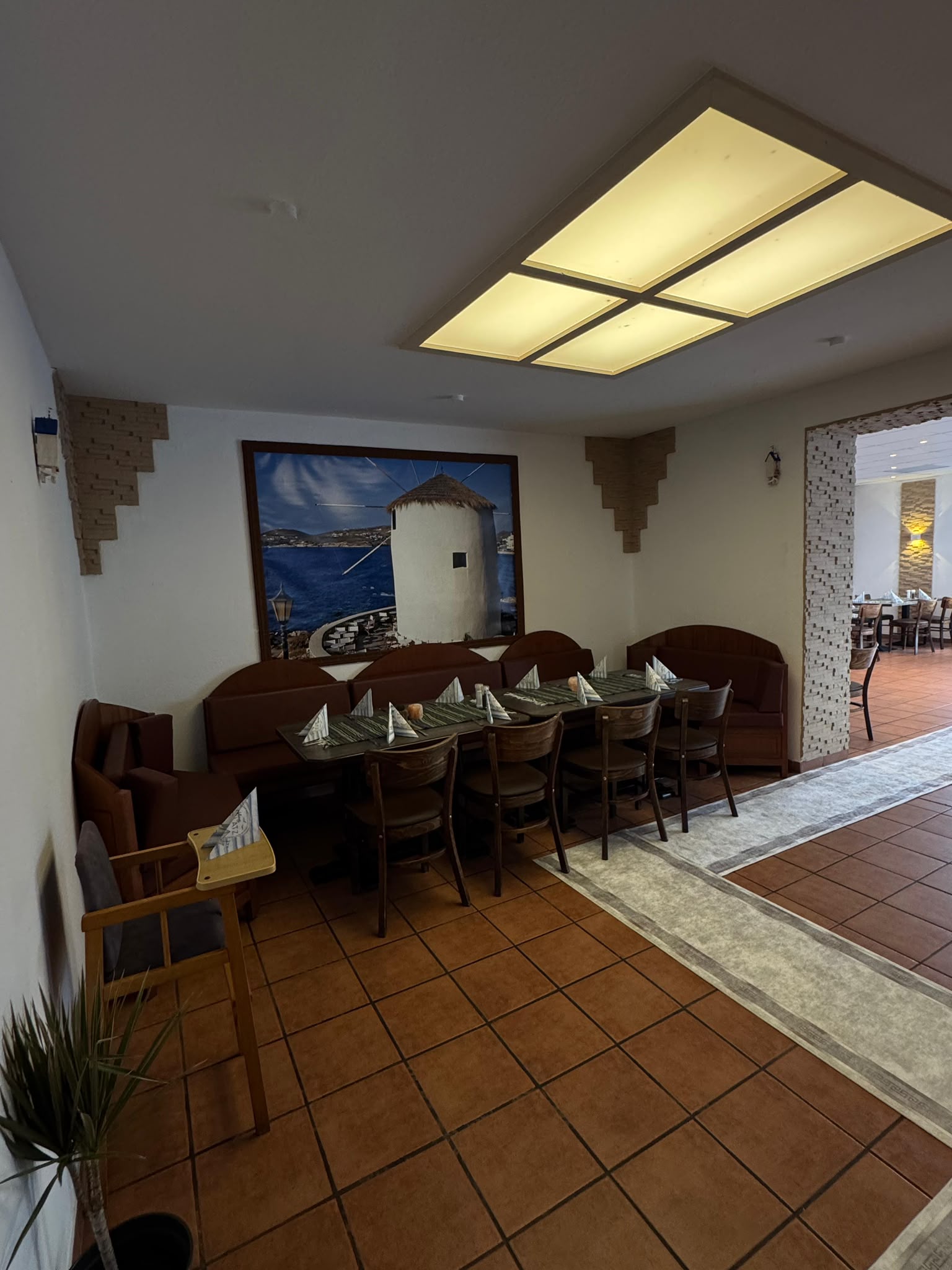 Gemütliche Sitzecke mit Mykonos-Windmühlen-Foto an der Wand