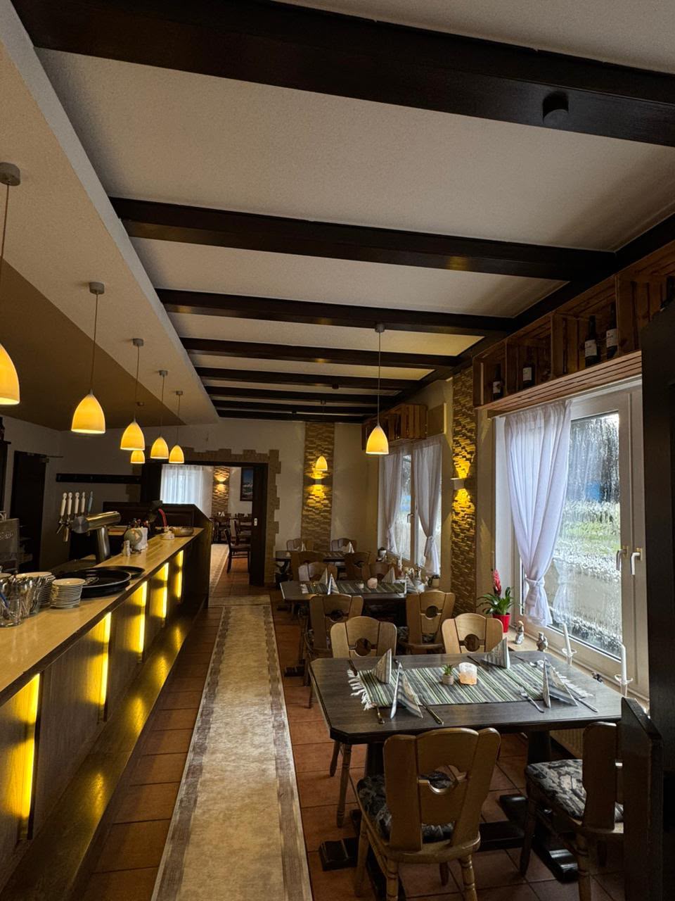 Theke mit Zapfanlage und warmem LED-Licht