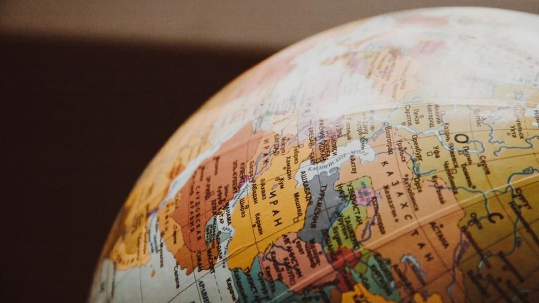 Gros plan sur un globe terrestre