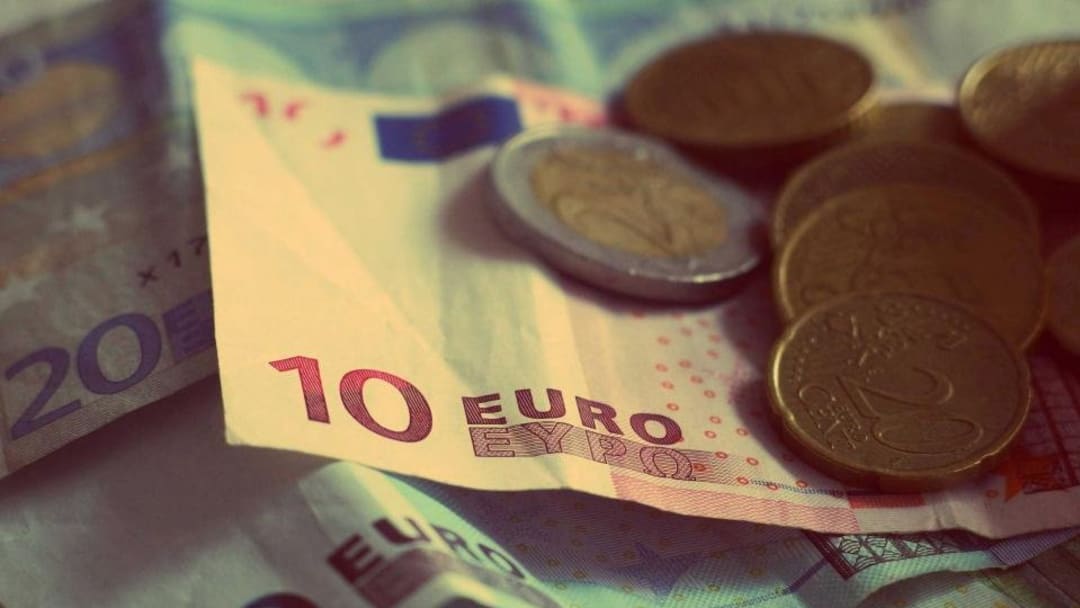 Des pièces et des billets en euros qui restent après un voyage