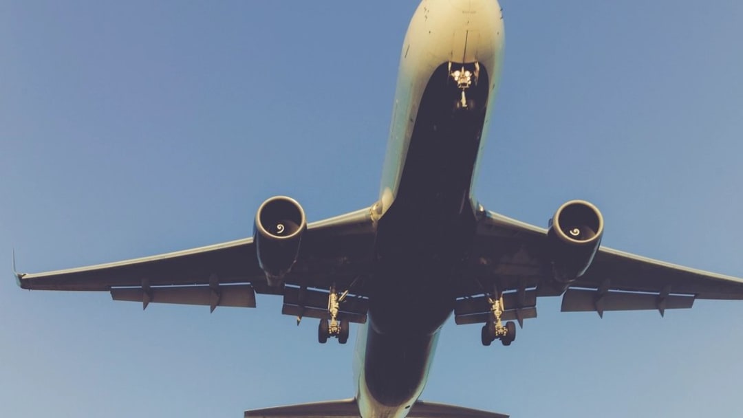 Un avion qui passe au-dessus après le décollage