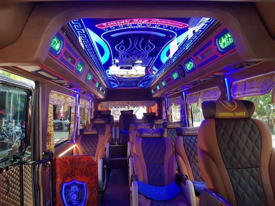 16:00 Limousine Bus