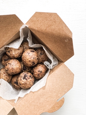 Peanut Butter, Oat and Dark Chocolate Energy Balls