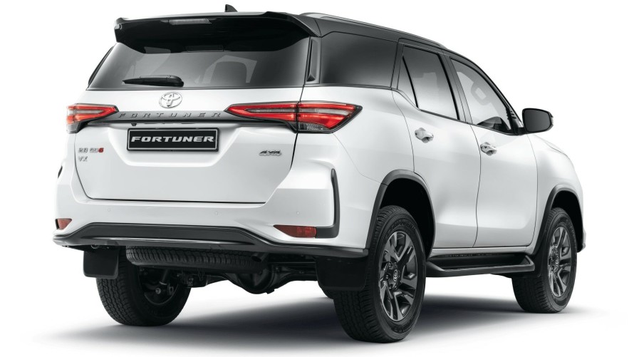 TOYOTA FORTUNER 2.4GD-6 AT