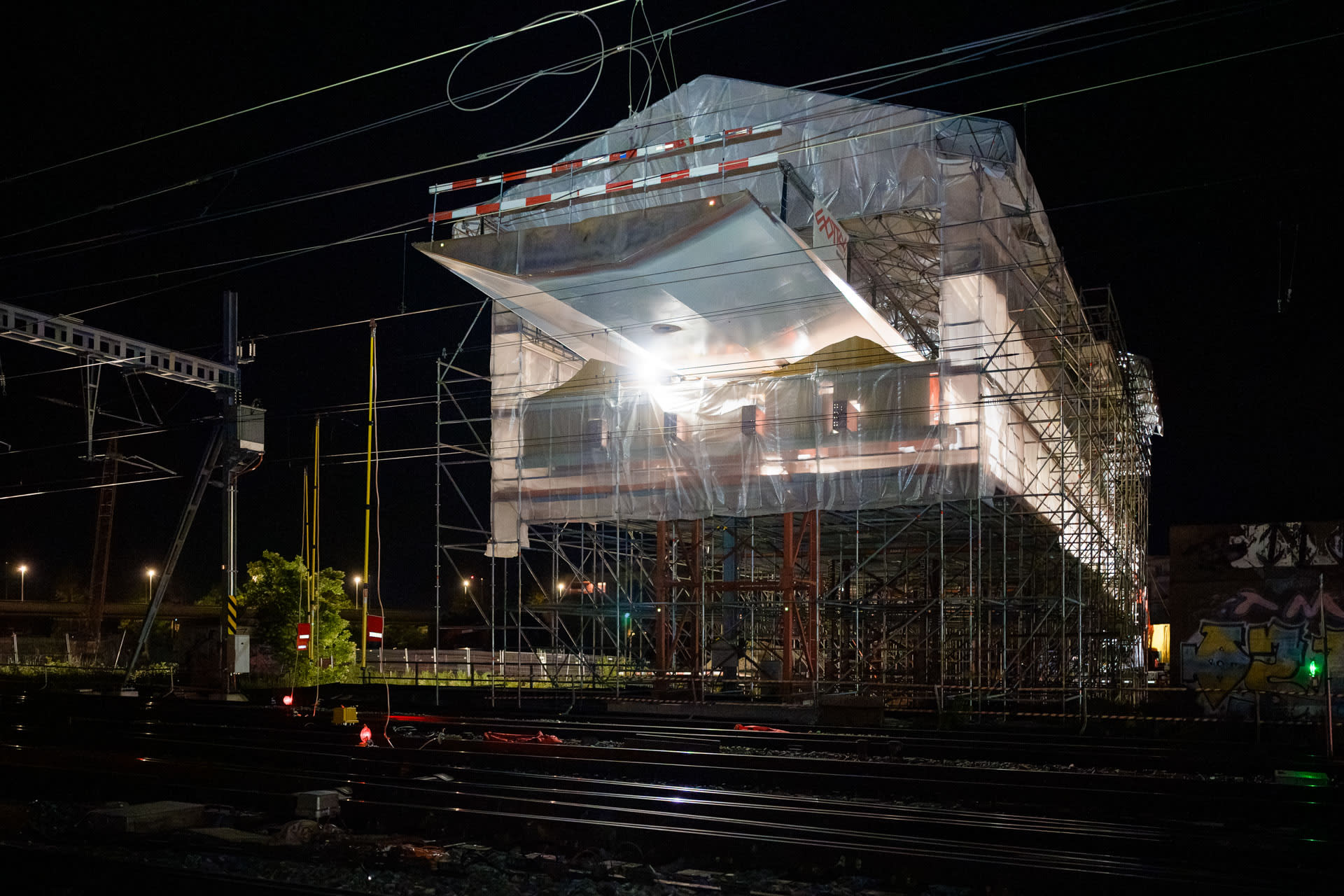 Von einer Installationsplattform aus wird die Passerelle über die Gleise geschoben.