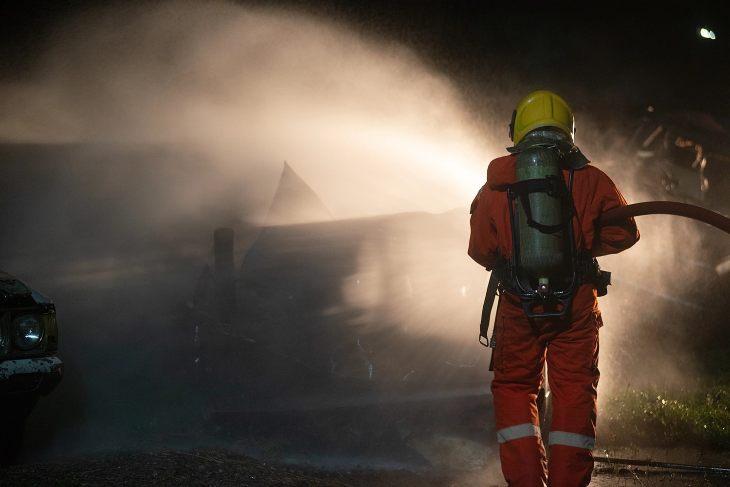 Medienmitteilung Campus PFAS - Bild eines Feuerwehrmanns beim Löschen