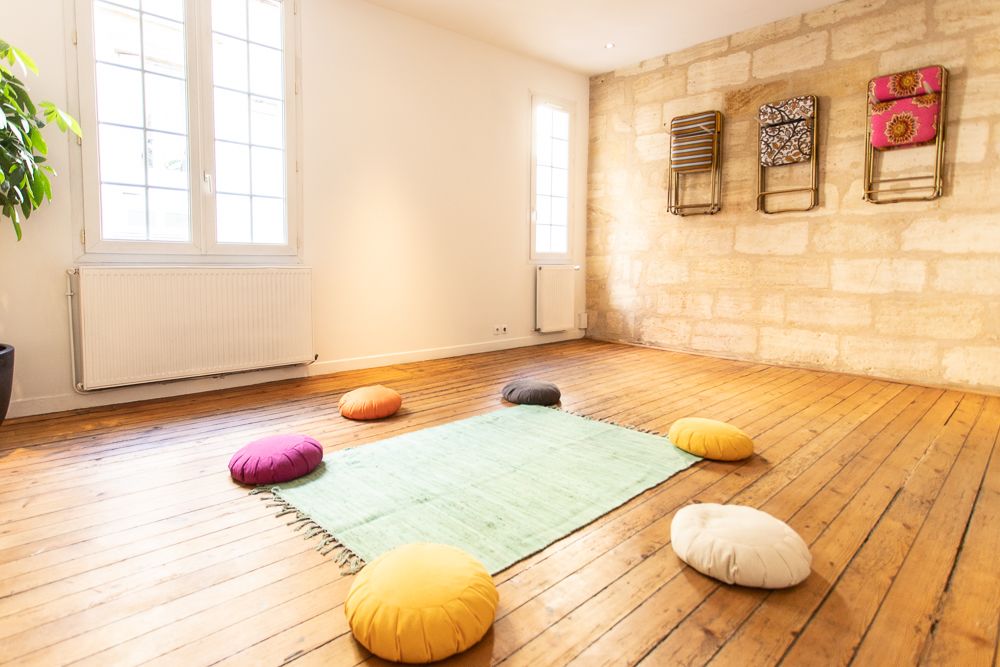 Personnalisable avec tapis et coussins au sol pour vos cercles et ateliers.