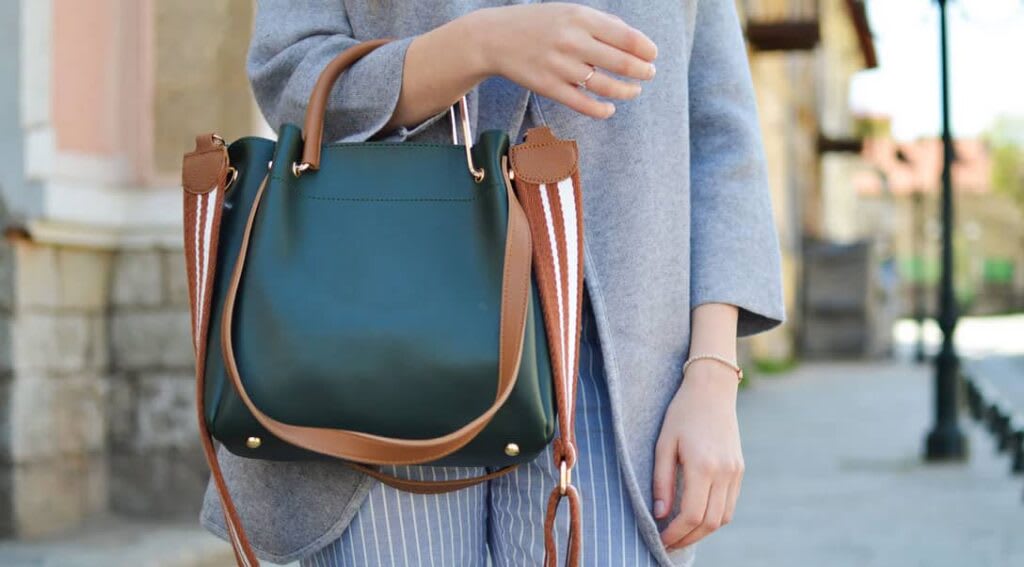 Handbag Styling Tips: The Art of Choosing the Perfect Handbag for Every  Look