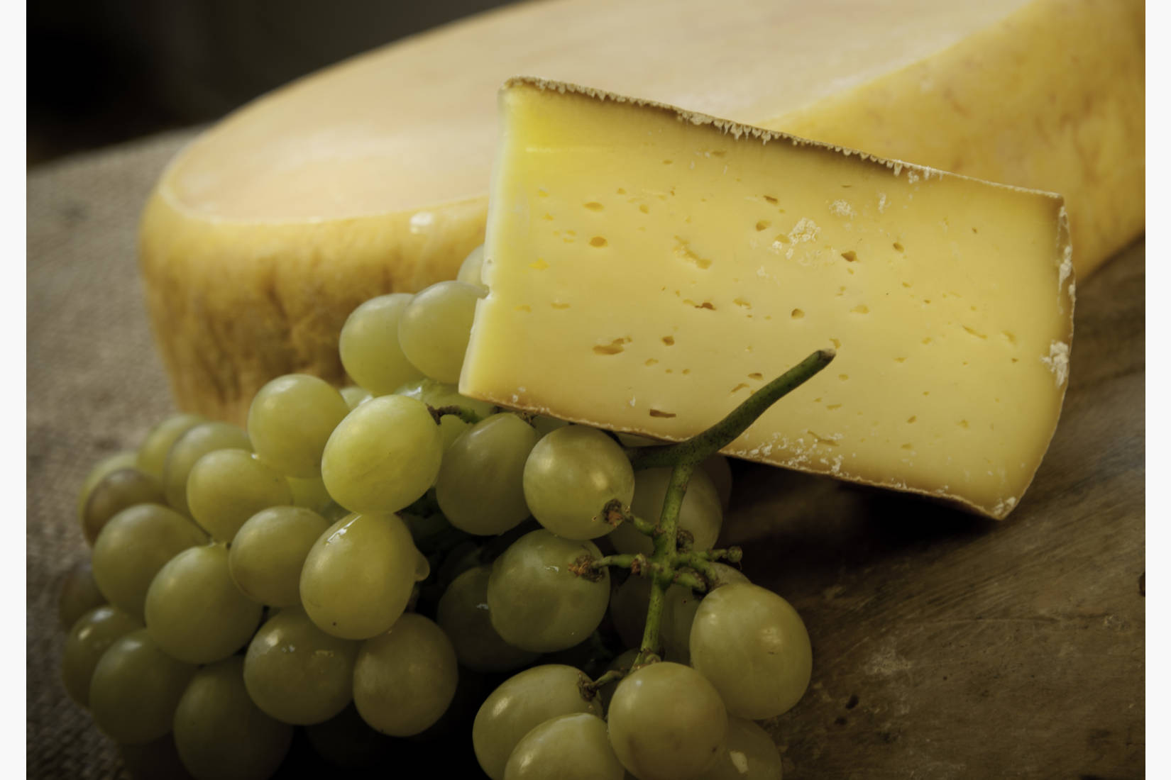 Orkladal tilsiter. Halvfast kittmodnet ost. Når denne osten lagres lenger enn 6mnd kalles den Høvding Sverre. Serveres gjerne med noe søtt til - som honning, marmelade eller syltetøy. Nydelig sammen med nøtter og tørka frukt.