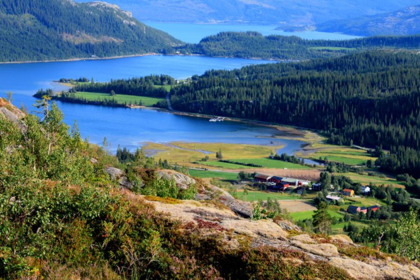 Utsikt over Straumen og Straumbotn Gård