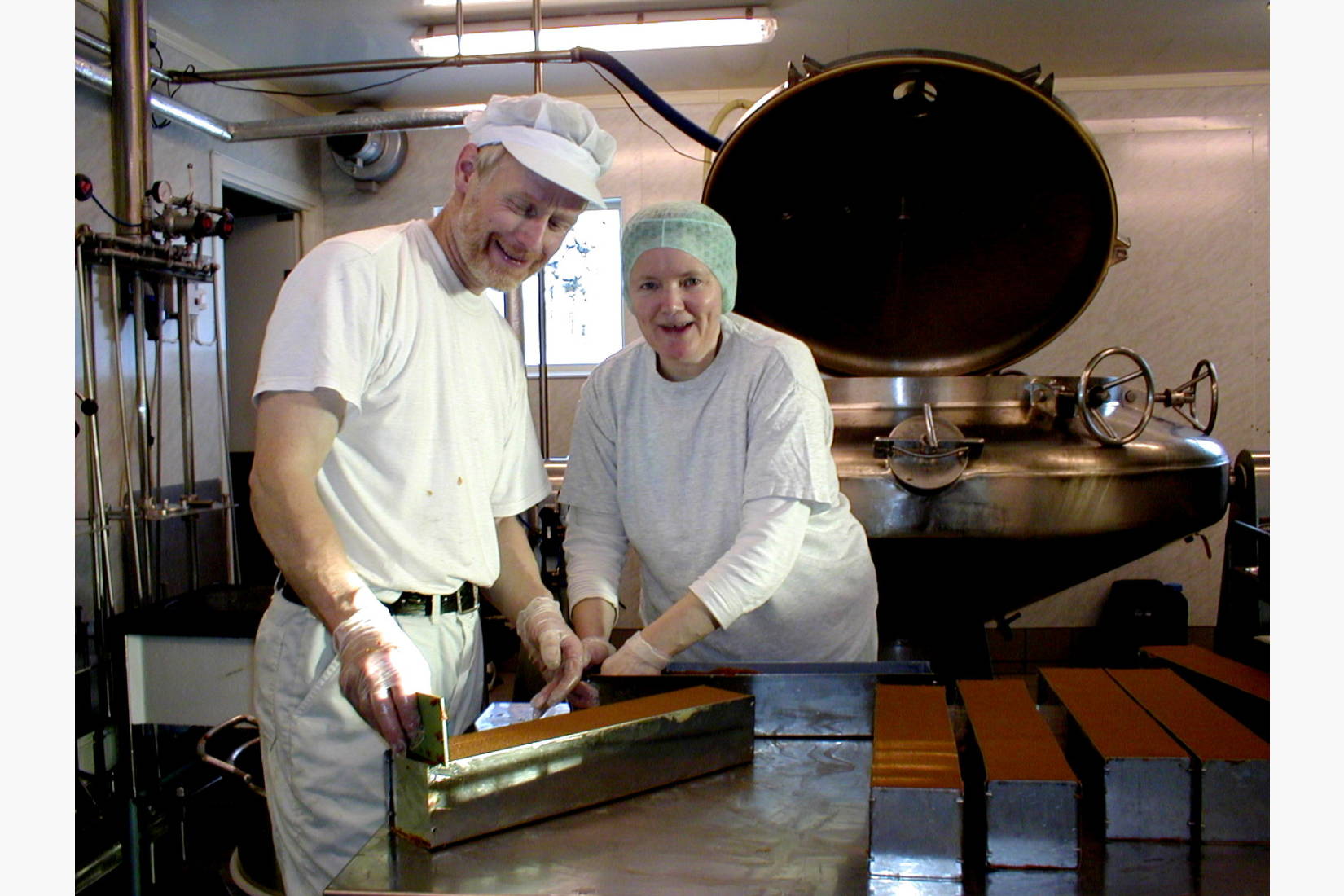 Astrid og Per knar brunost i former