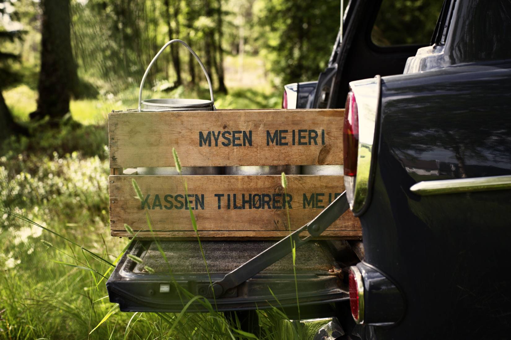 Meieriet på Mysen er lagt ned, men vi har satt i stand et lite mikromeieri i underlåven, hvor vi produserer is av melk fra naboenes kuer og egg fra våre egne frittgående høner.