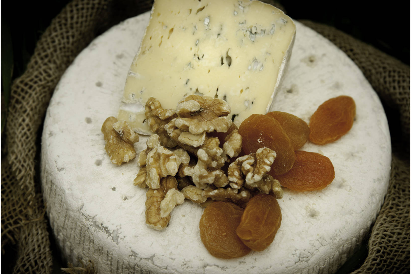 Gelmin. Fast blåmuggost. Serveres gjerne med honning, marmelade eller gele. God også med tørka frukt og nøtter.