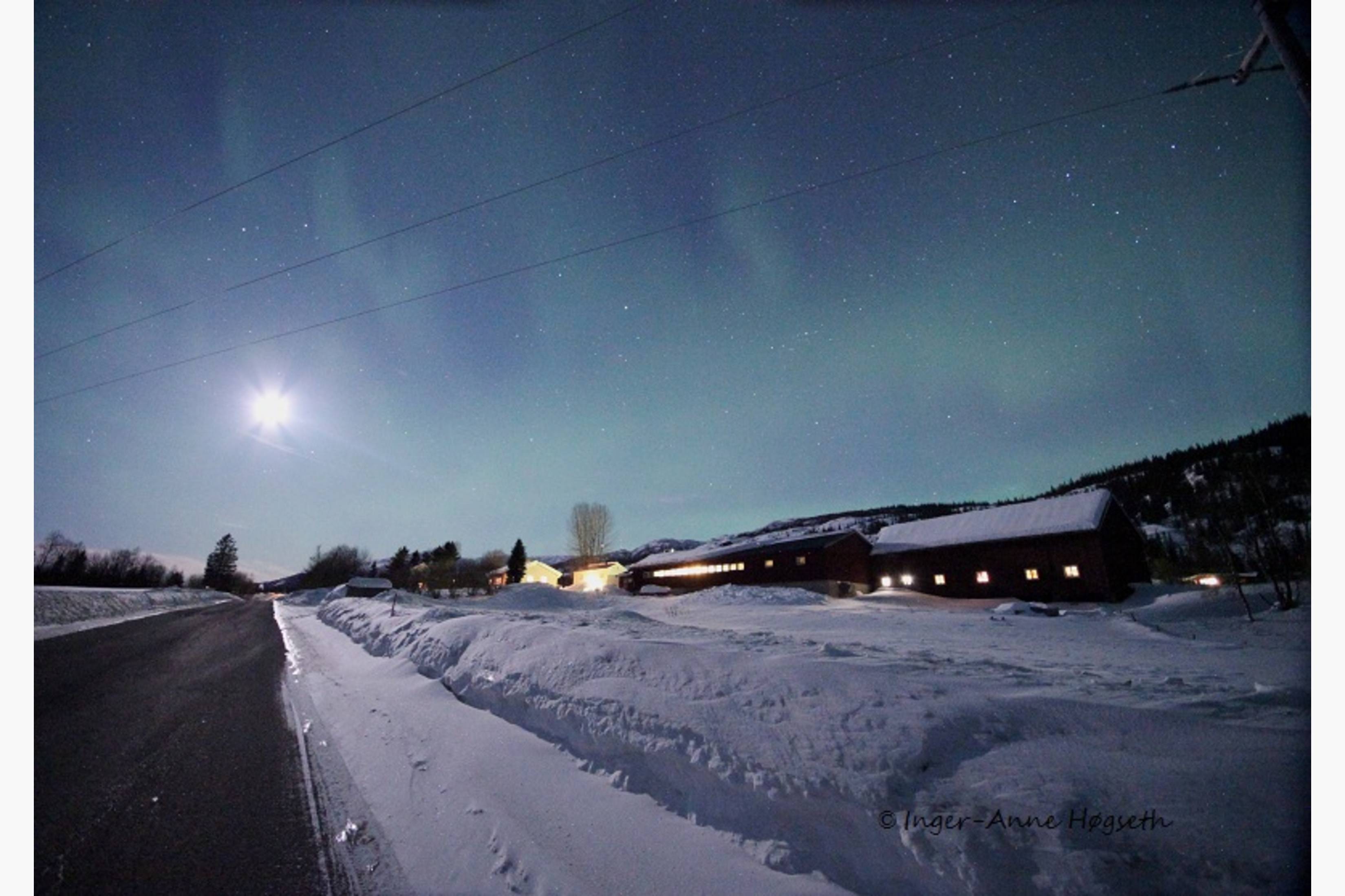 Straumbotn Gård nordlys- og månenatt.  Bildet er tatt fra BlåVëgen (E12).