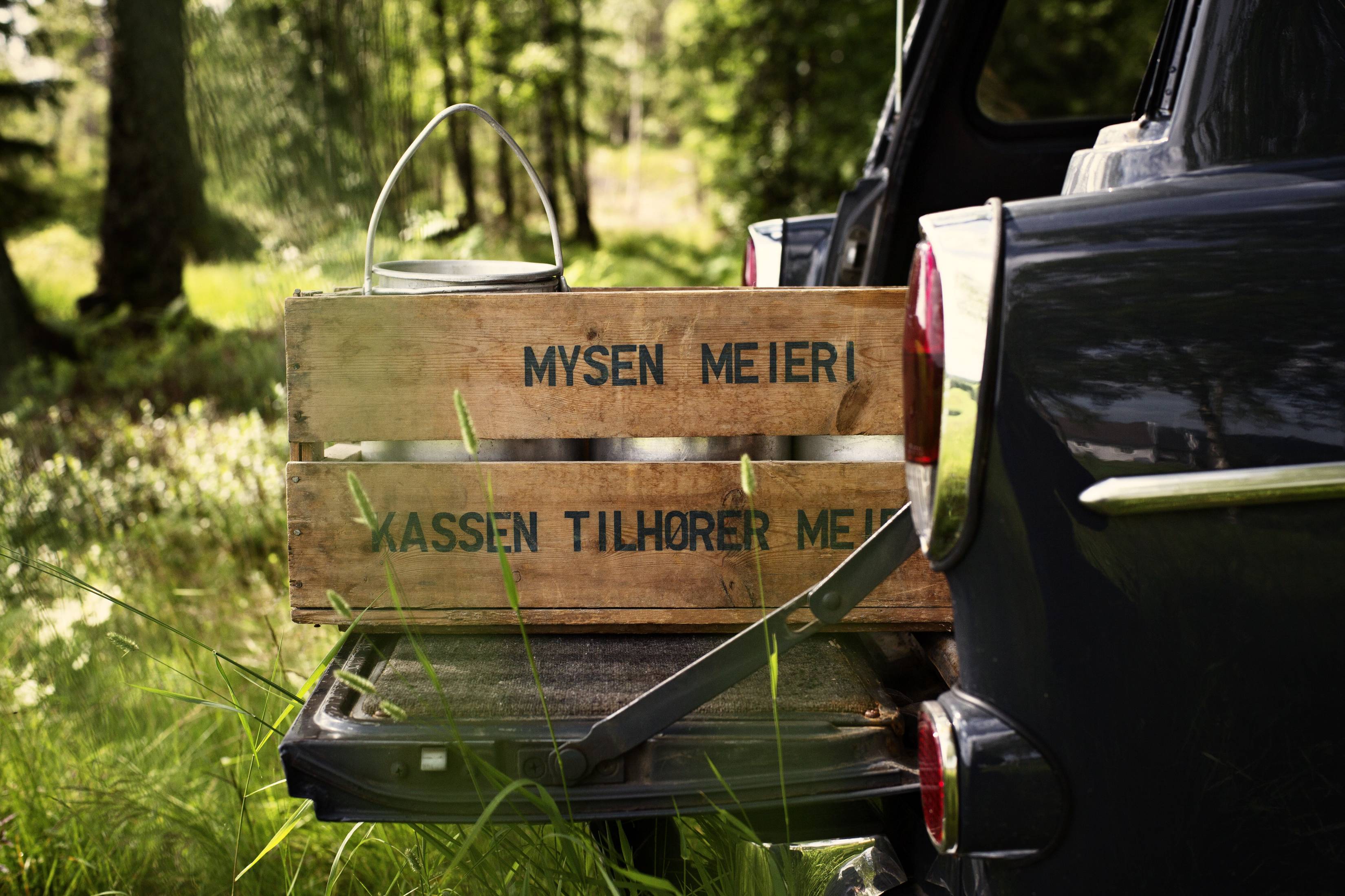 Meieriet på Mysen er lagt ned, men vi har satt i stand et lite mikromeieri i underlåven, hvor vi produserer is av melk fra naboenes kuer og egg fra våre egne frittgående høner.