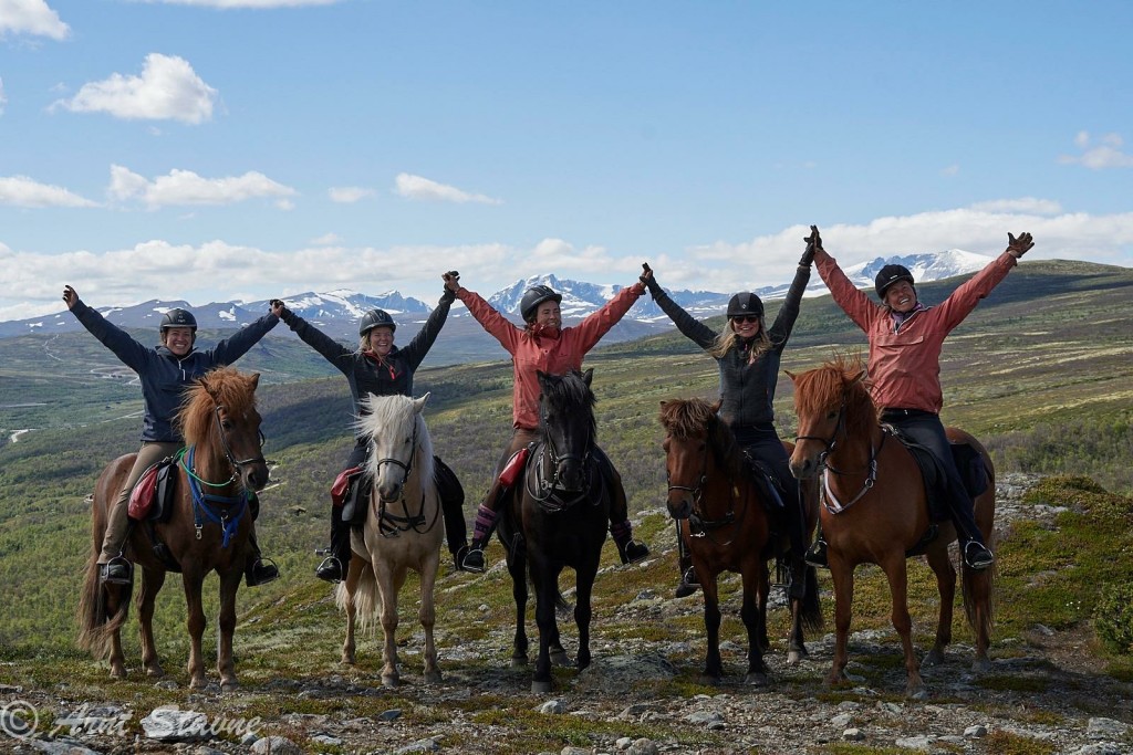 Glade rideguider foran Snøhetta