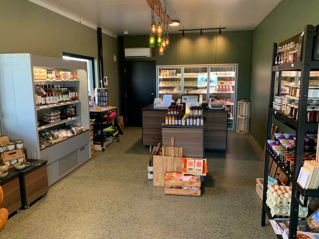 I butikken vår selger vi egenproduserte oster og varer fra andre lokale produsenter. Butikken er selvbetjent.