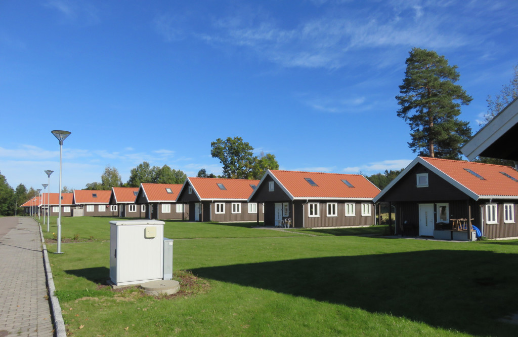 Overnatting i en av de 24 hyttene på området. Alle nye fra 2008 med moderne standard og komfort.