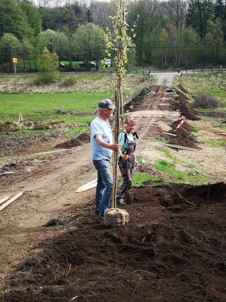 Farmor og farfar som driver gården