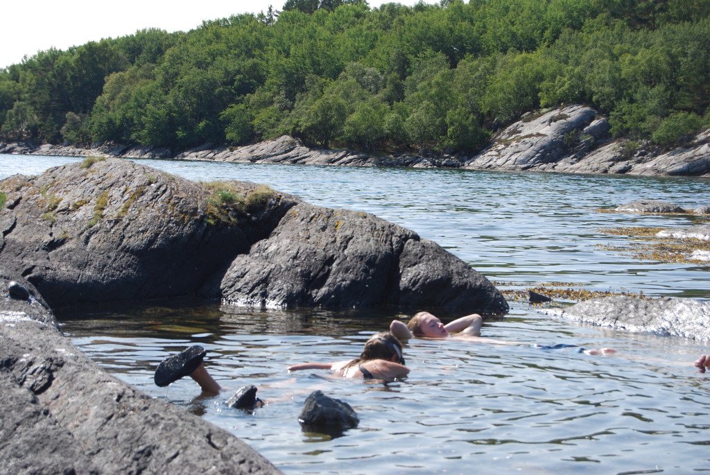 Badeplassen ligg like nedanfor hyttene
