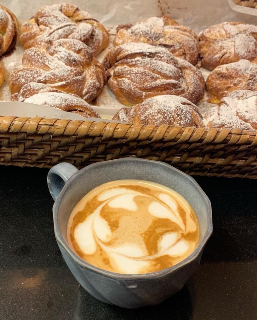 Reddalsknudene bakes dagelig og er en stor favoritt . 
Kaffen lages av bønner som er brent lokalt hos Carlos kaffe og blir til supergod kaffe