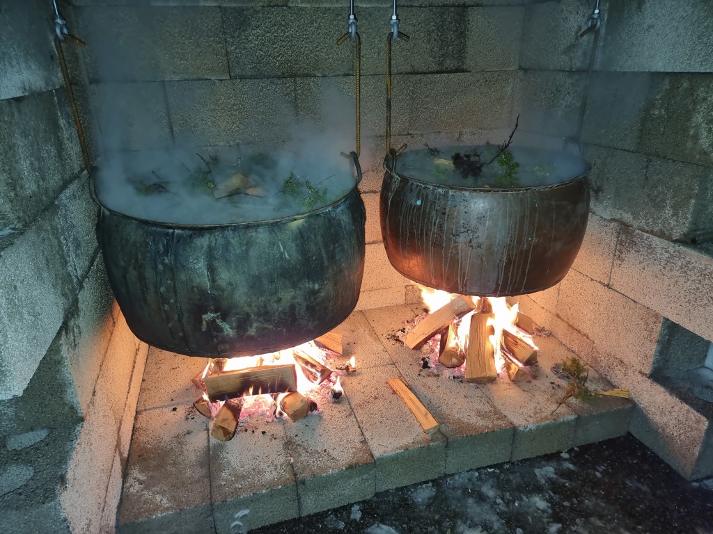 Tradisjonsbrygging av øl i kobberkjeler fra middelalderen.